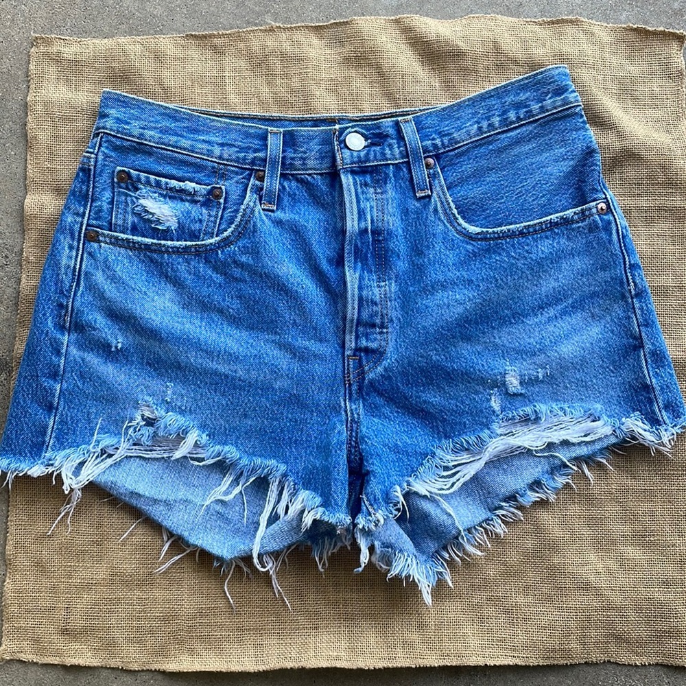 Levis Jeans Denim Button Fly Cut off Distressed Size 30 501 Shorts - Picture 3 of 9